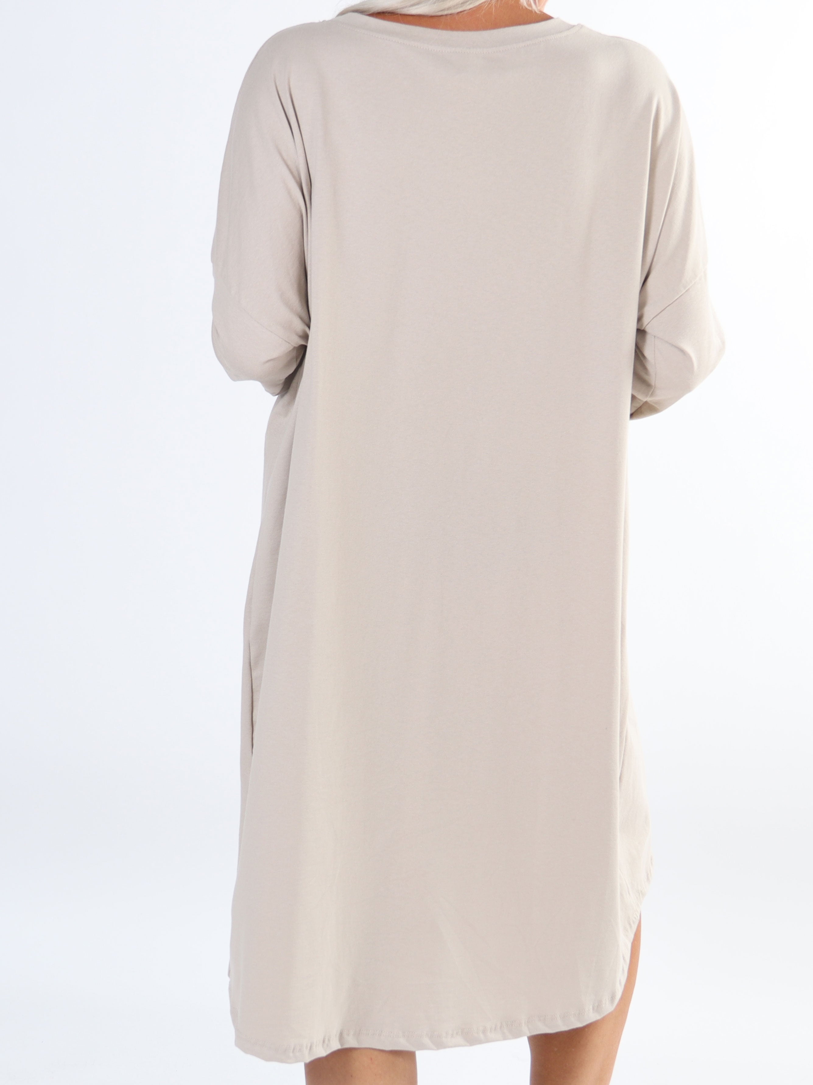 Amal - Lang plus size kjole i bomuld med tryk foran